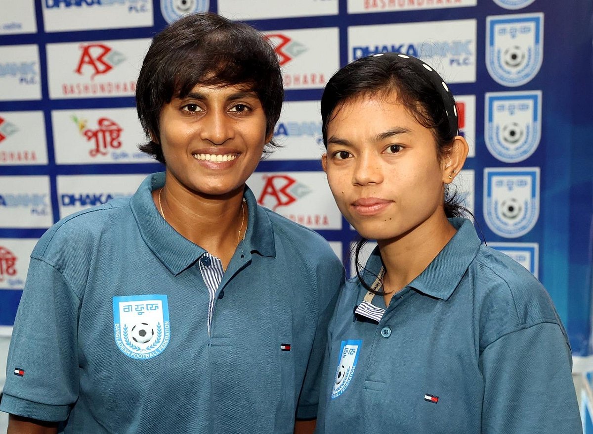 বাংলাদেশ দলের অধিনায়ক সাবিনা খাতুন ও সহ অধিনায়ক মারিয়া মান্দা। আজ বাফুফে ভবনে সংবাদ সম্মেলনে